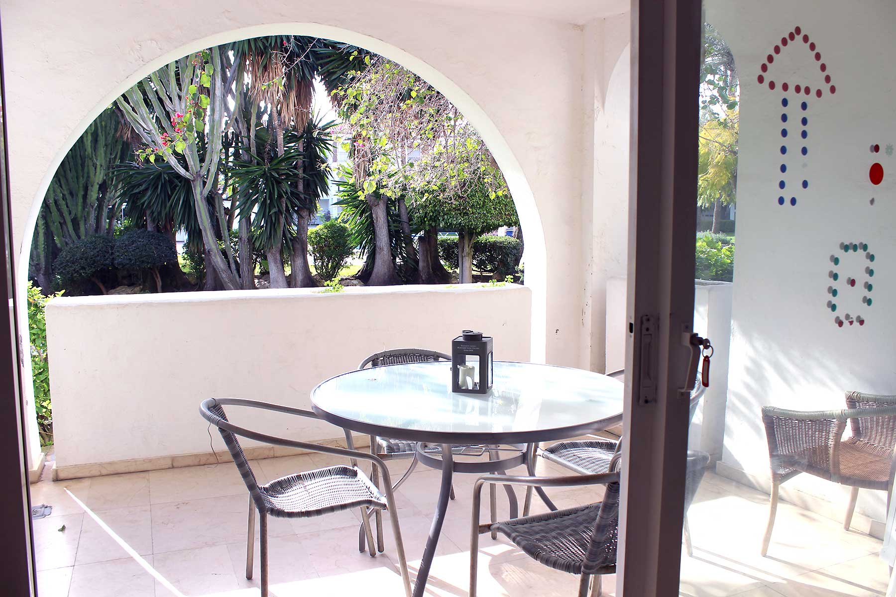 Alquiler apartamentos Estepona Terraza salida directa a los jardines 