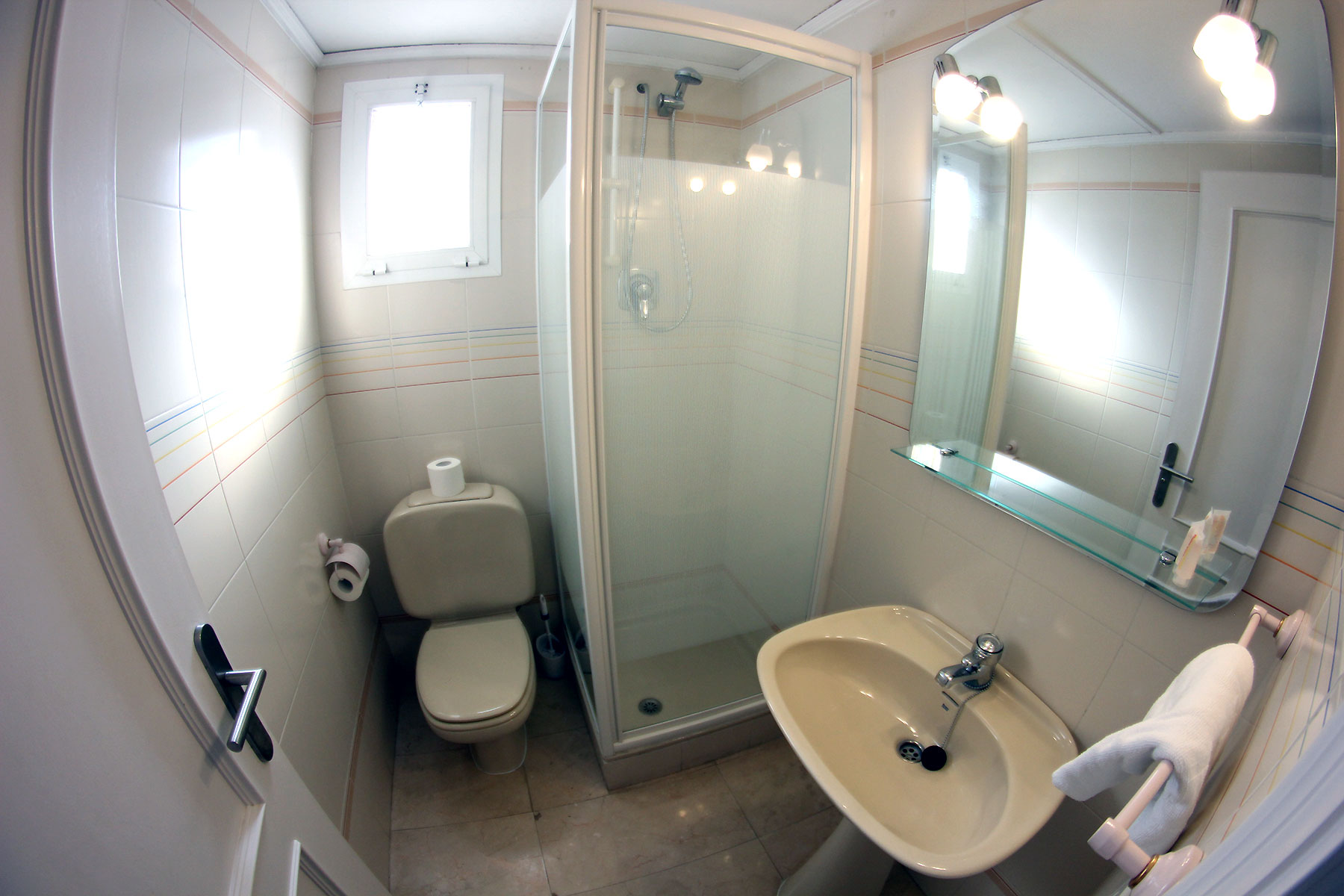 Alquiler apartamentos Estepona Cuarto de baño con ducha