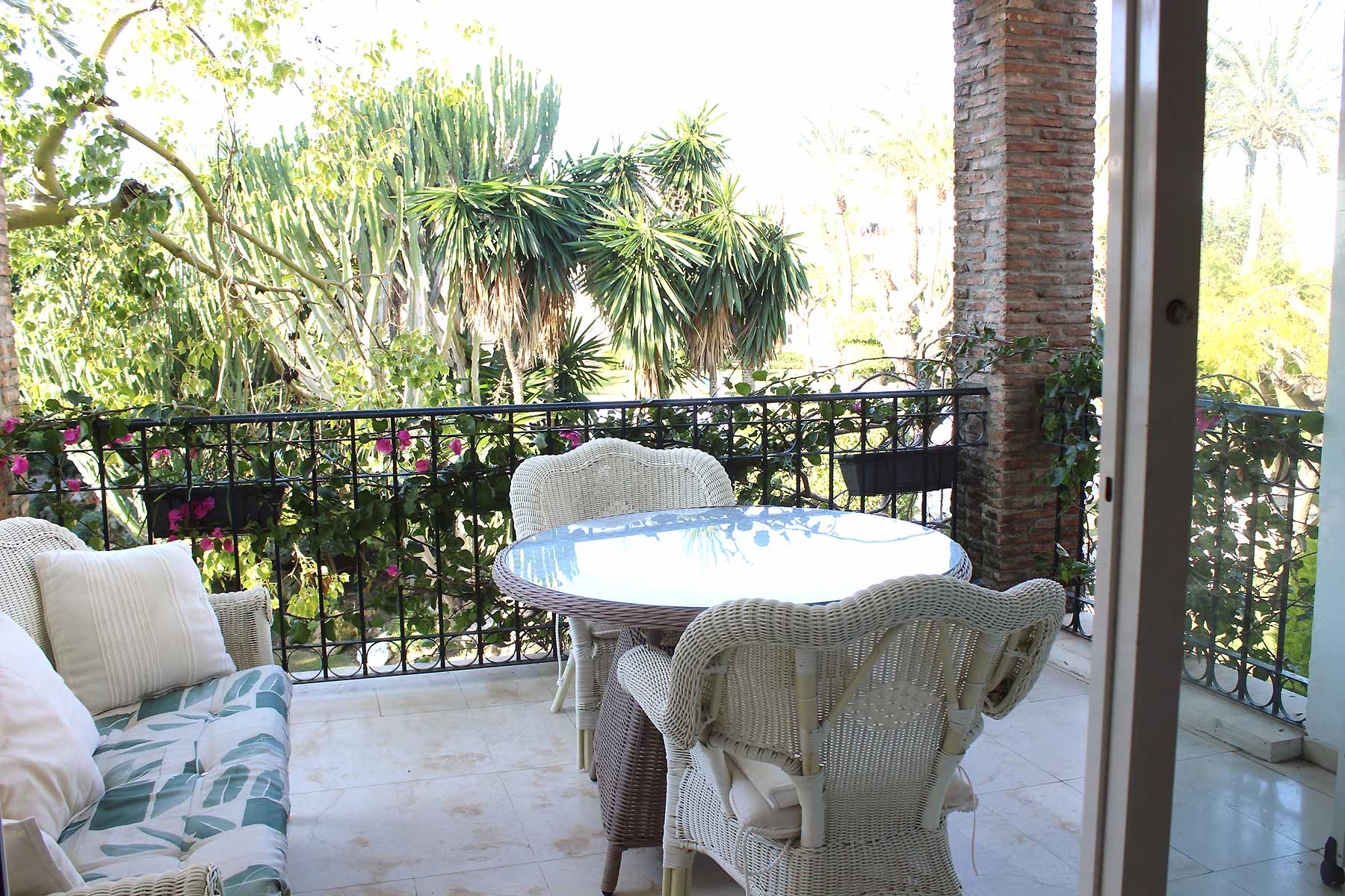 Alquiler apartamentos Estepona Terraza vistas jardines
