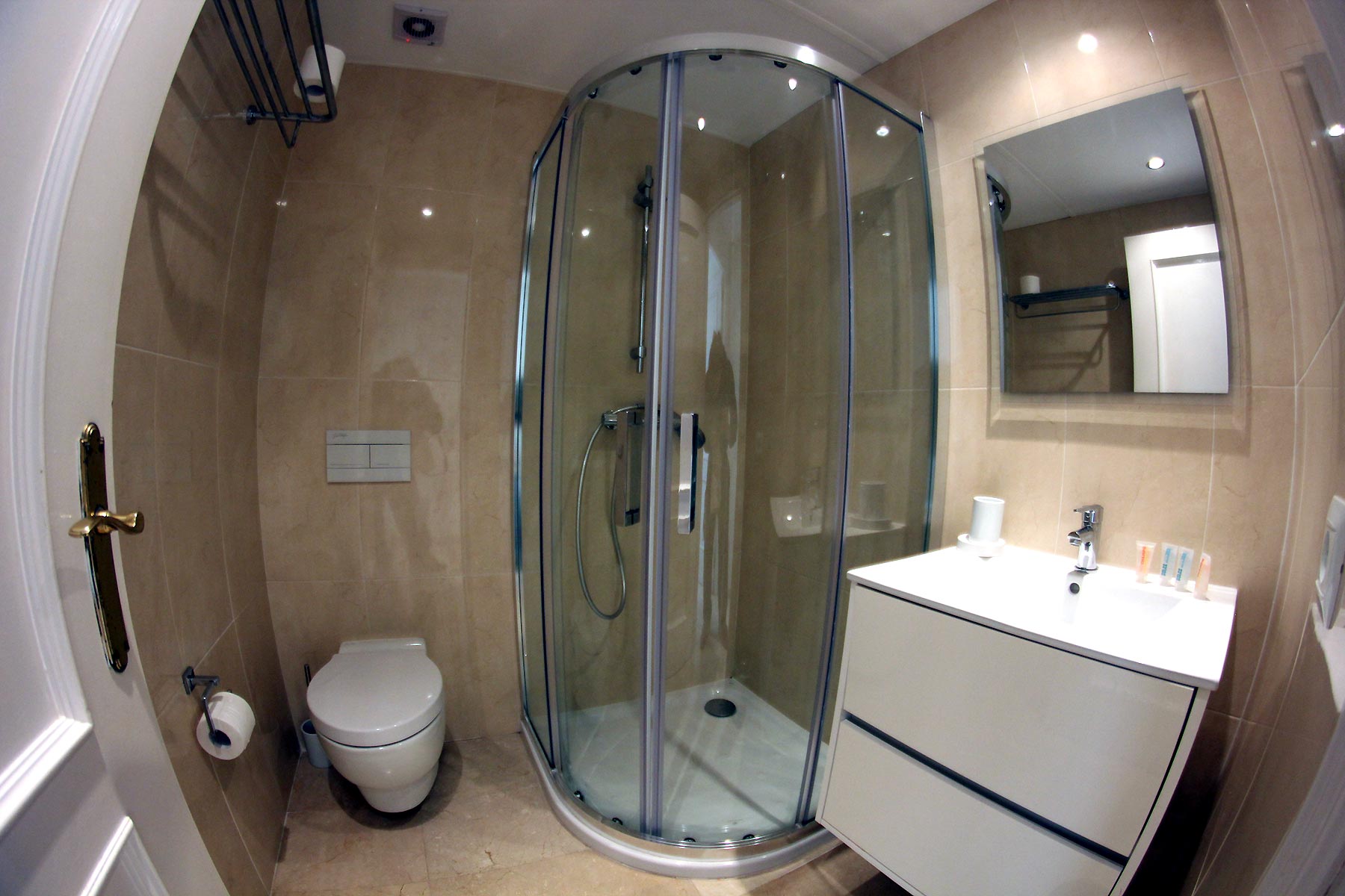 Alquiler apartamentos Estepona Cuarto de baño con ducha