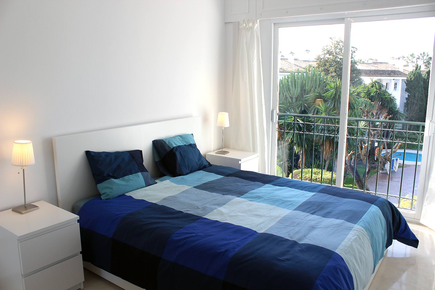 Alquiler apartamentos Estepona Dormitorio principal cama doble