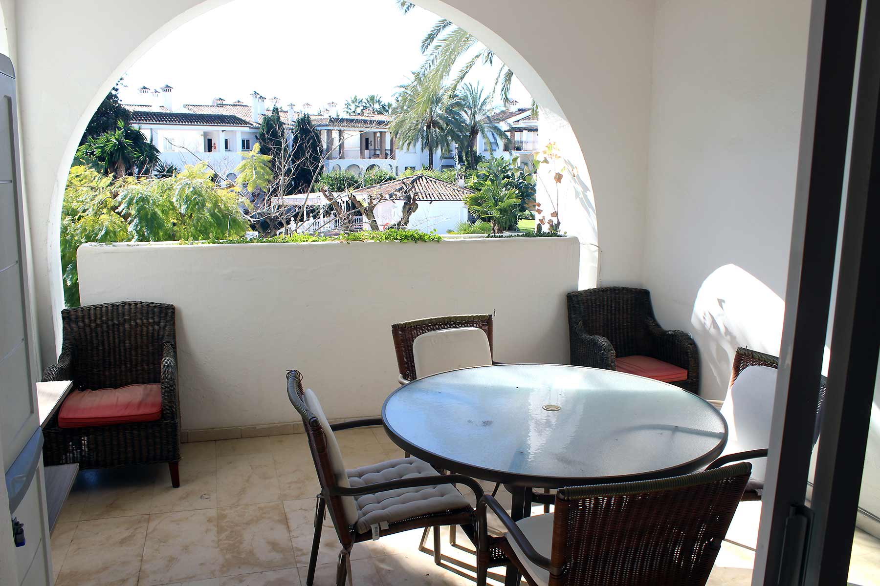 Alquiler apartamentos Estepona Terraza vistas jardines