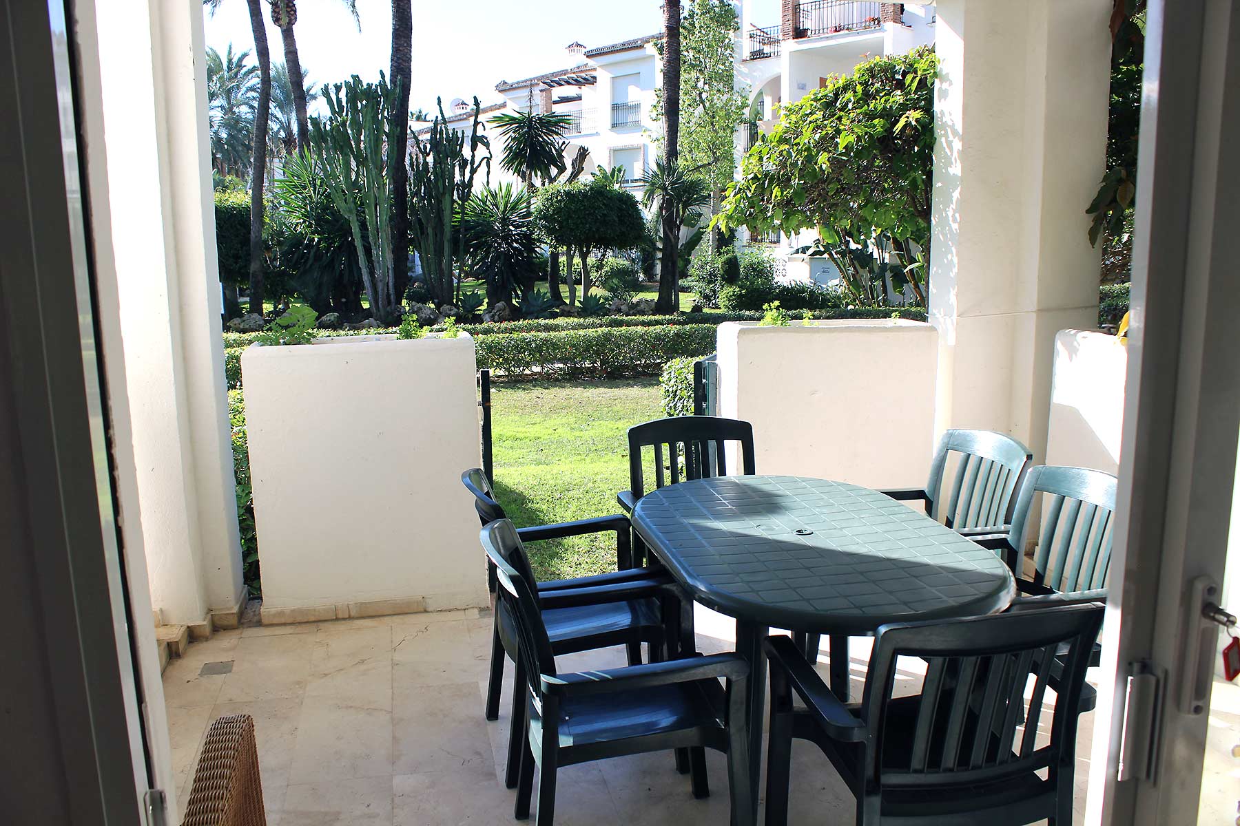 Alquiler apartamentos Estepona Terraza con salida directa a los jardines