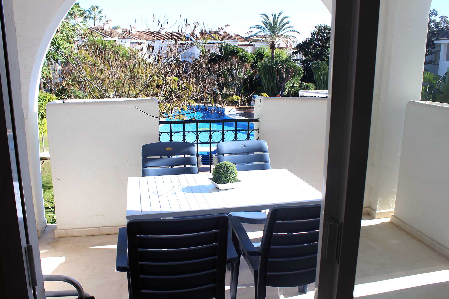 Alquiler apartamentos Estepona Terraza vistas jardines