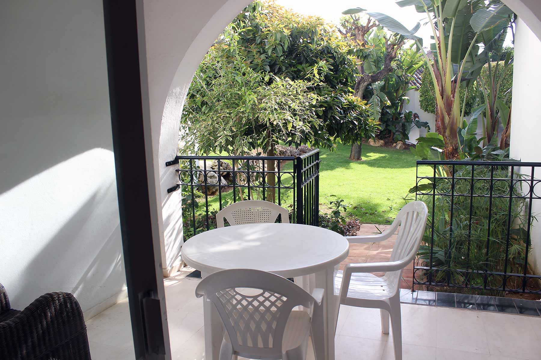Alquiler apartamentos Estepona Terraza con salida directa a los jardines