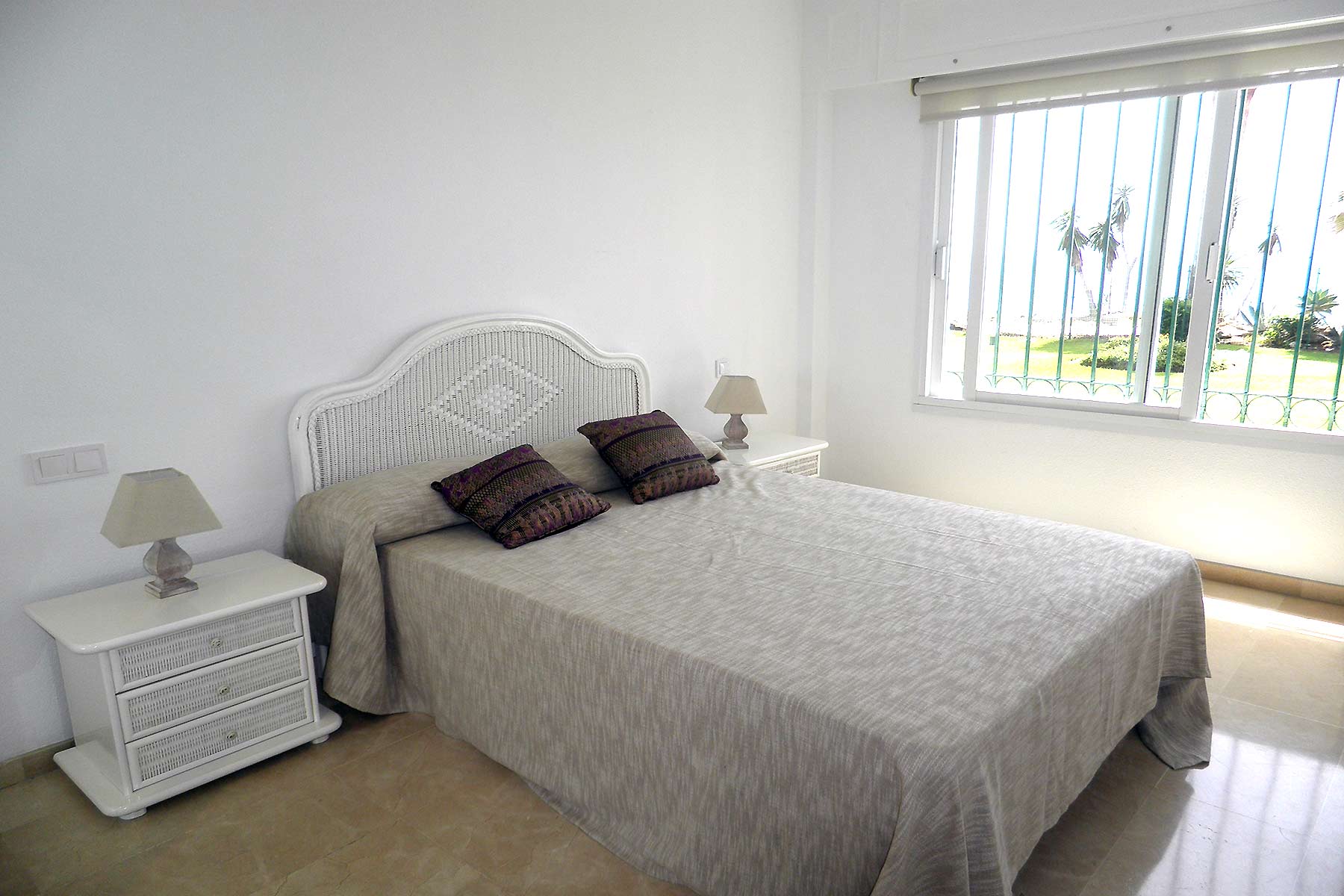Alquiler apartamentos Estepona Dormitorio principal vistas al mar