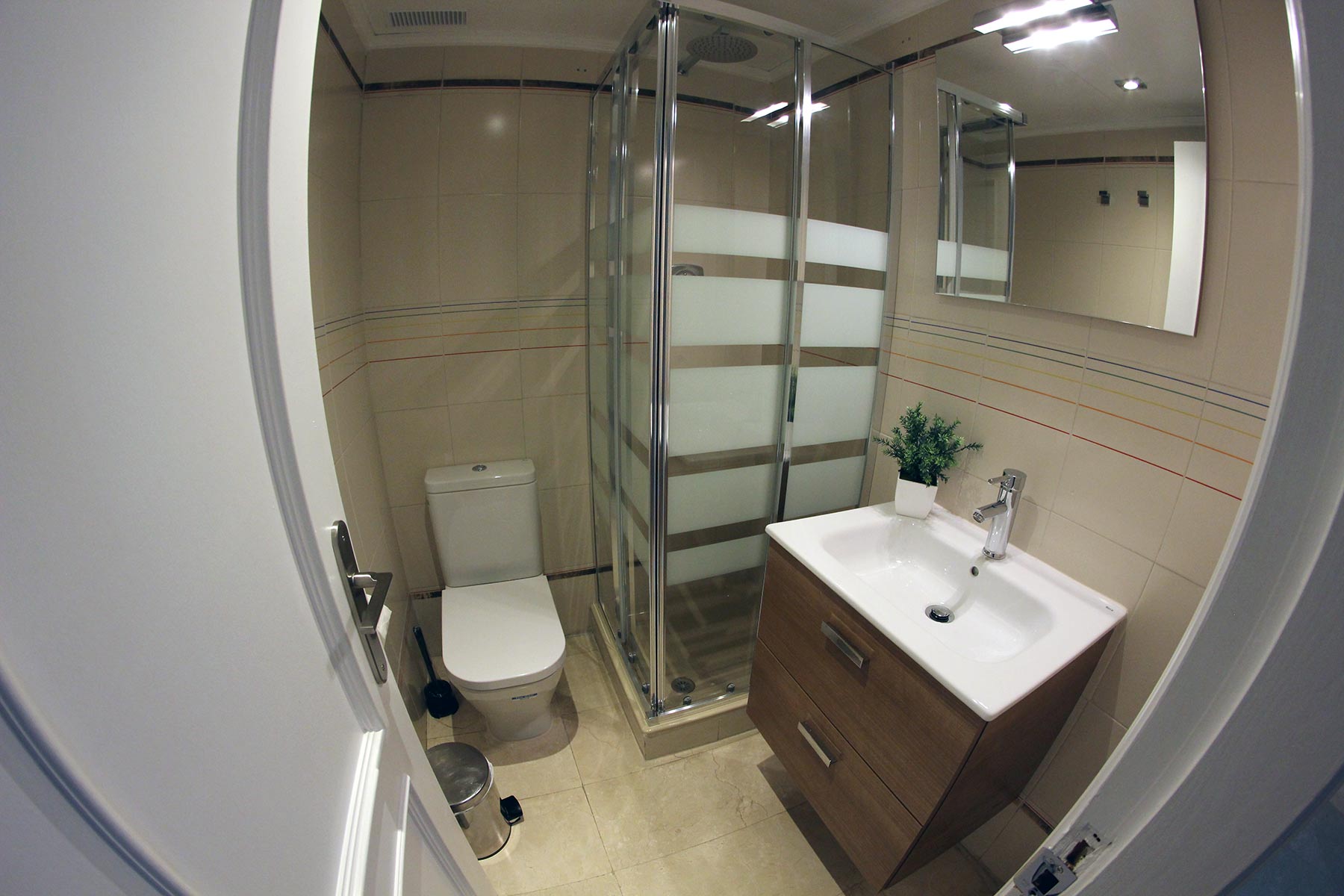 Alquiler apartamentos Estepona Cuarto de baño con ducha
