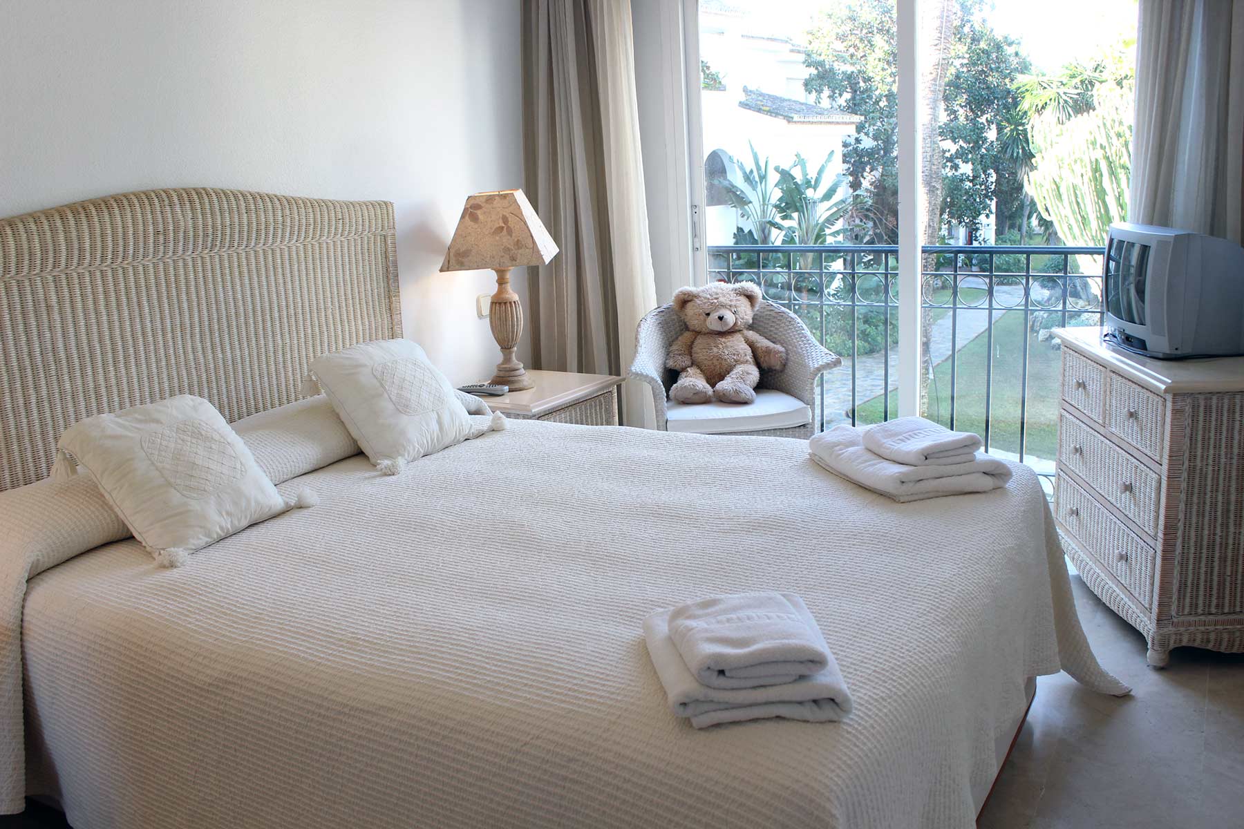 Alquiler apartamentos Estepona Dormitorio principal cama doble