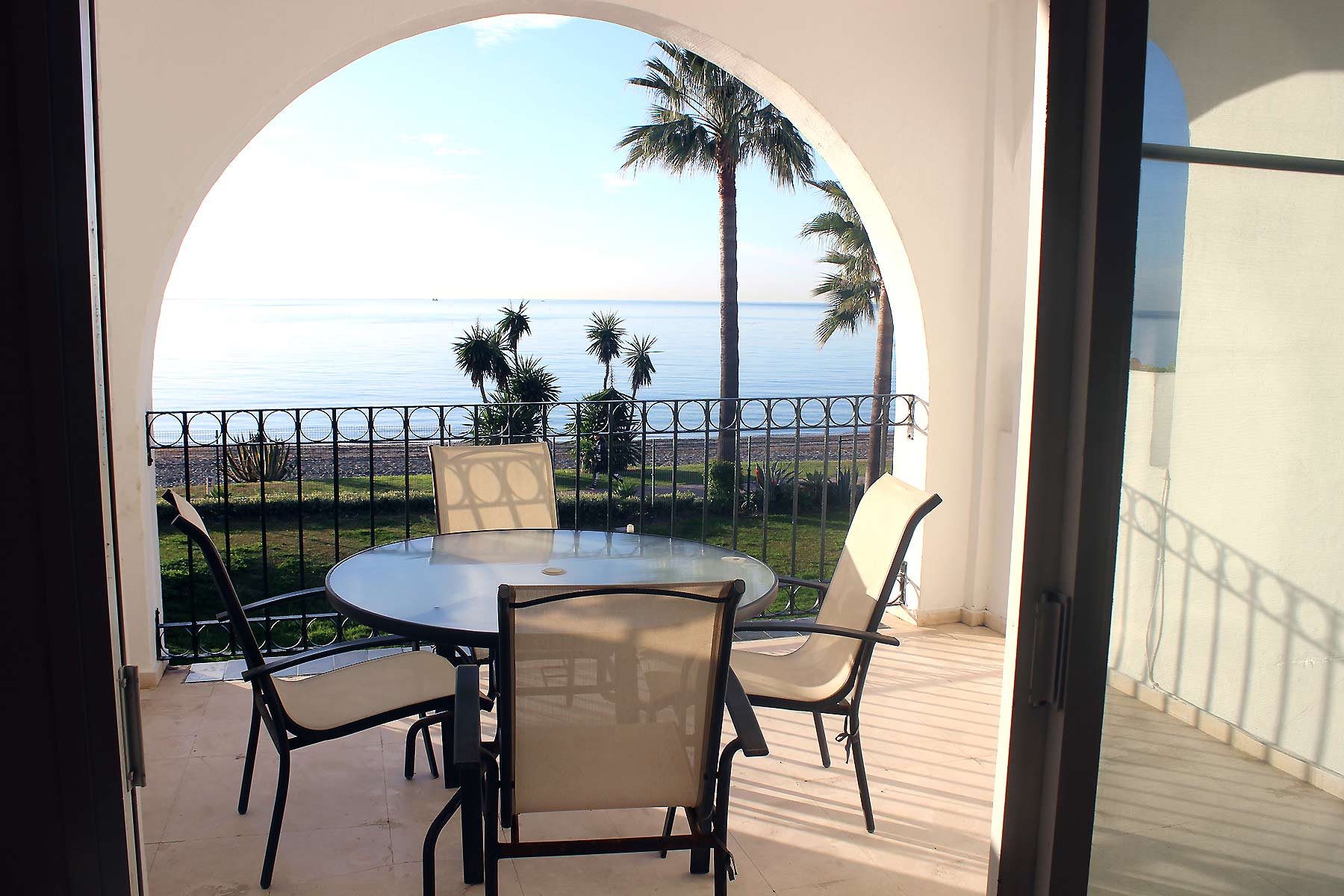Alquiler apartamentos Estepona Terraza vistas al mar
