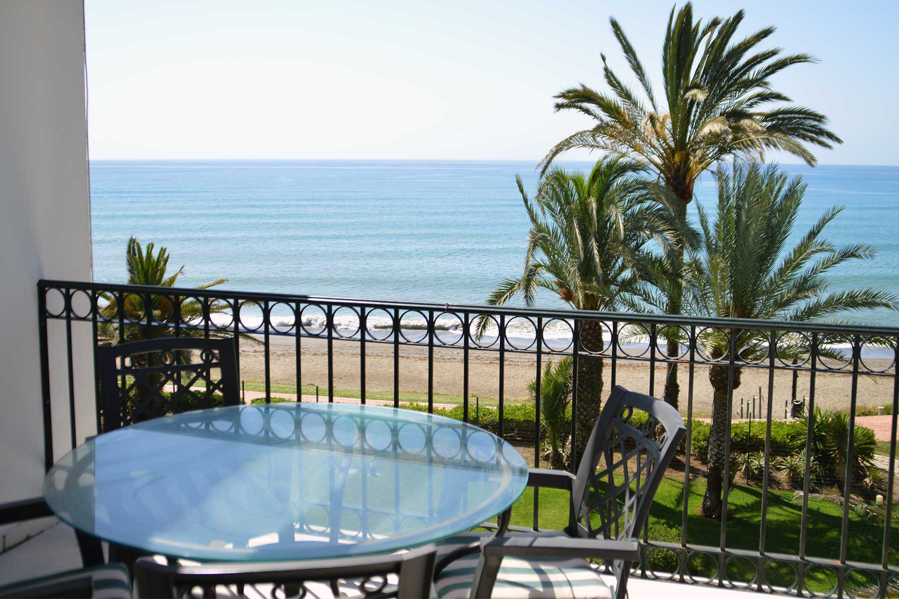 Alquiler apartamentos Estepona Terraza vistas al mar