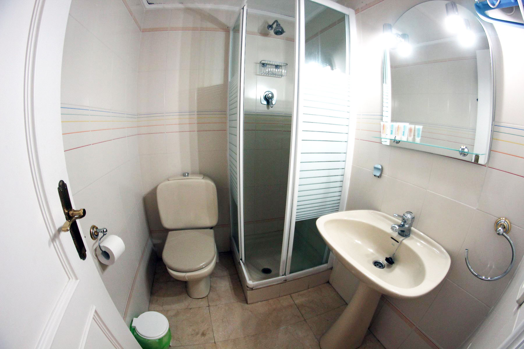 Alquiler apartamentos Estepona Cuarto de baño con ducha