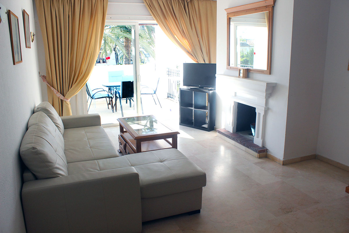 Alquiler apartamentos Estepona salón comedor 