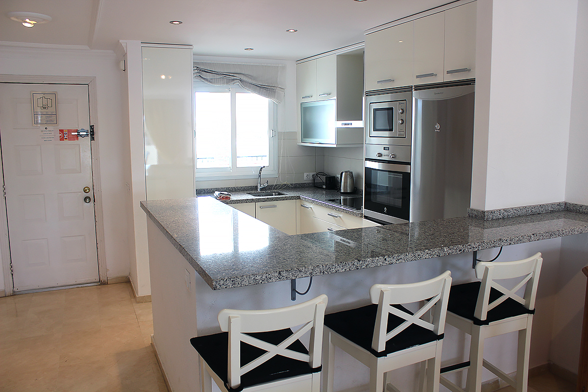 Alquiler apartamentos Estepona Cocina abierta reformada 