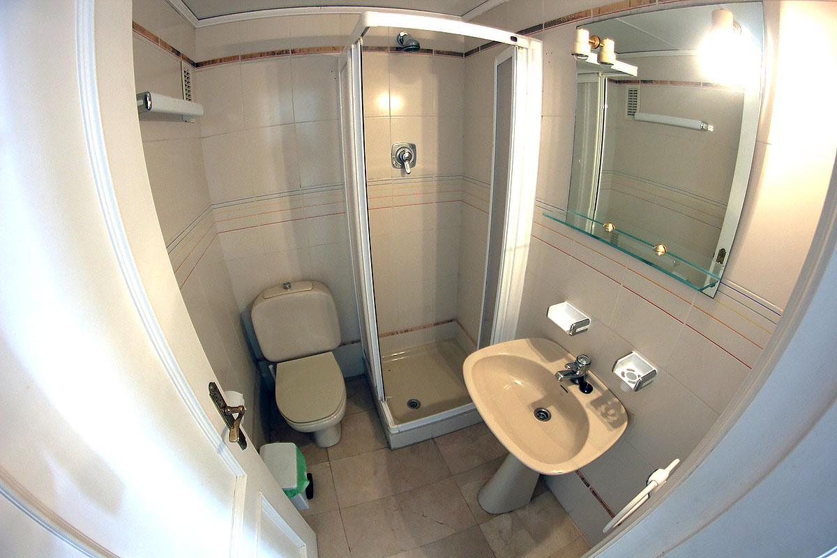 Alquiler apartamentos Estepona Cuarto de baño con ducha 