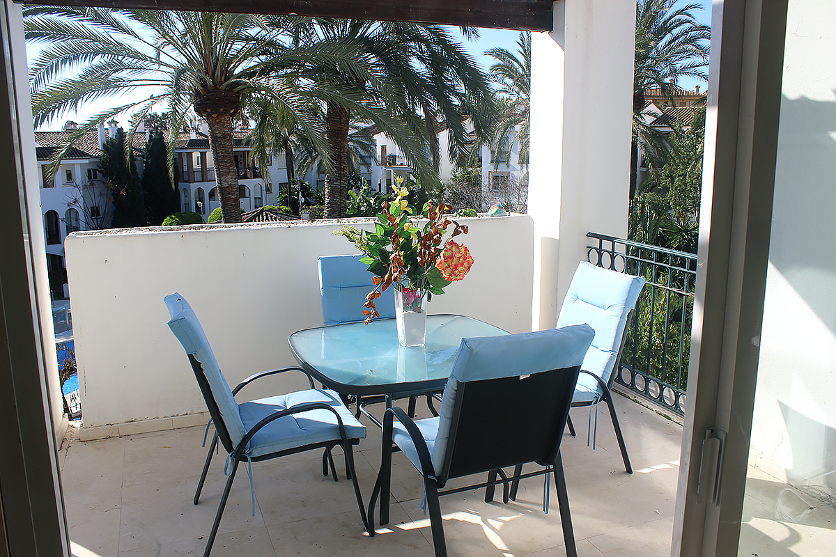 Alquiler apartamentos Estepona Terraza vistas jardines y piscina
