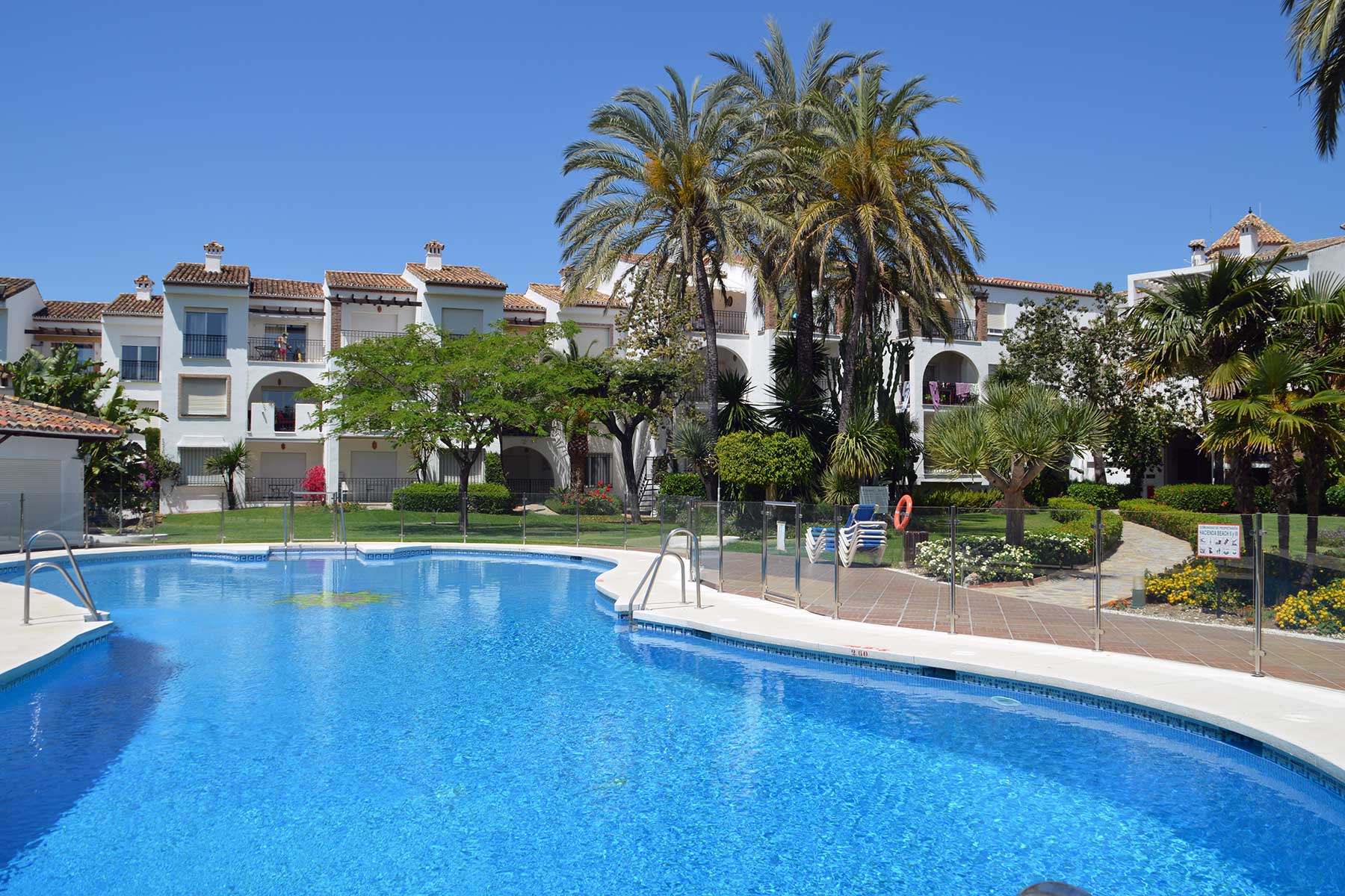 Alquiler apartamentos Estepona Piscina de la residencia 