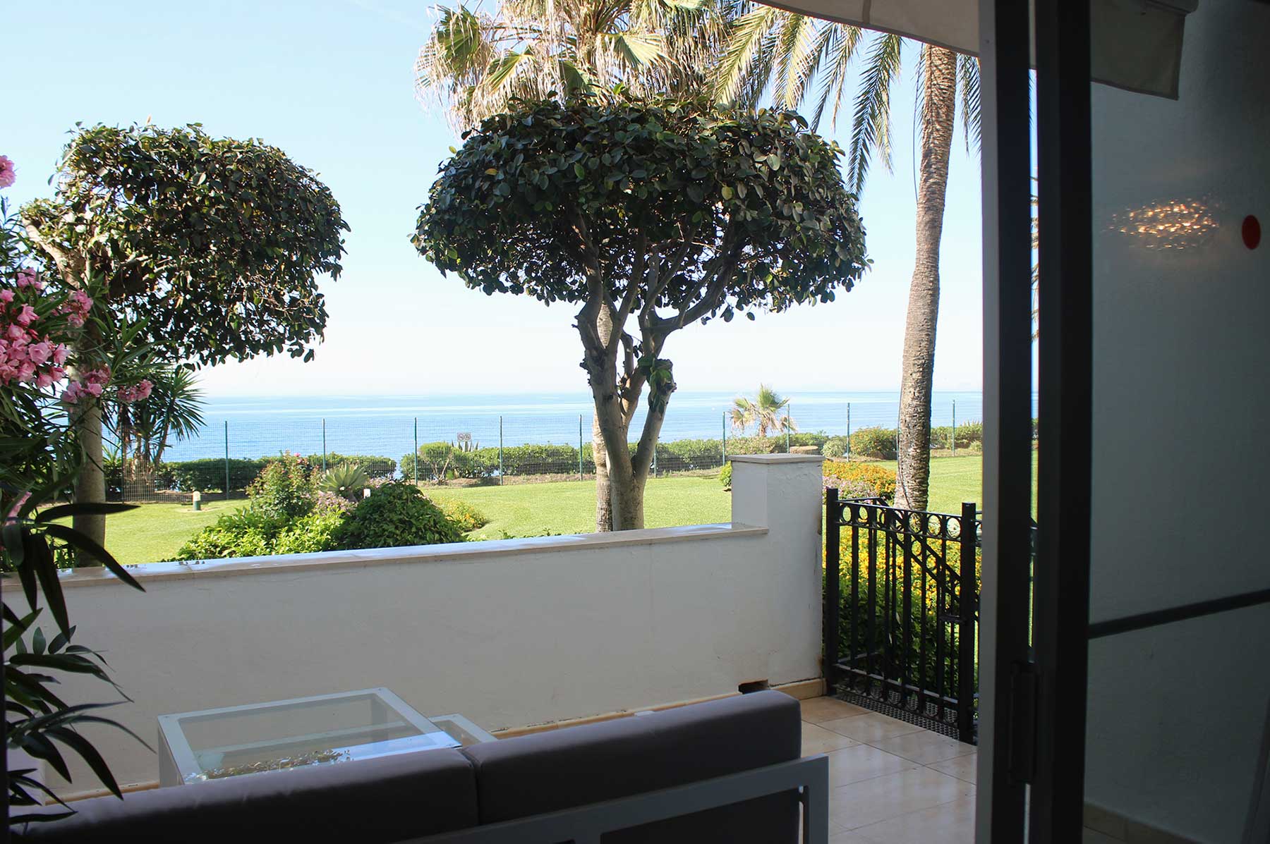 Alquiler apartamentos Estepona Terraza vistas al mar
