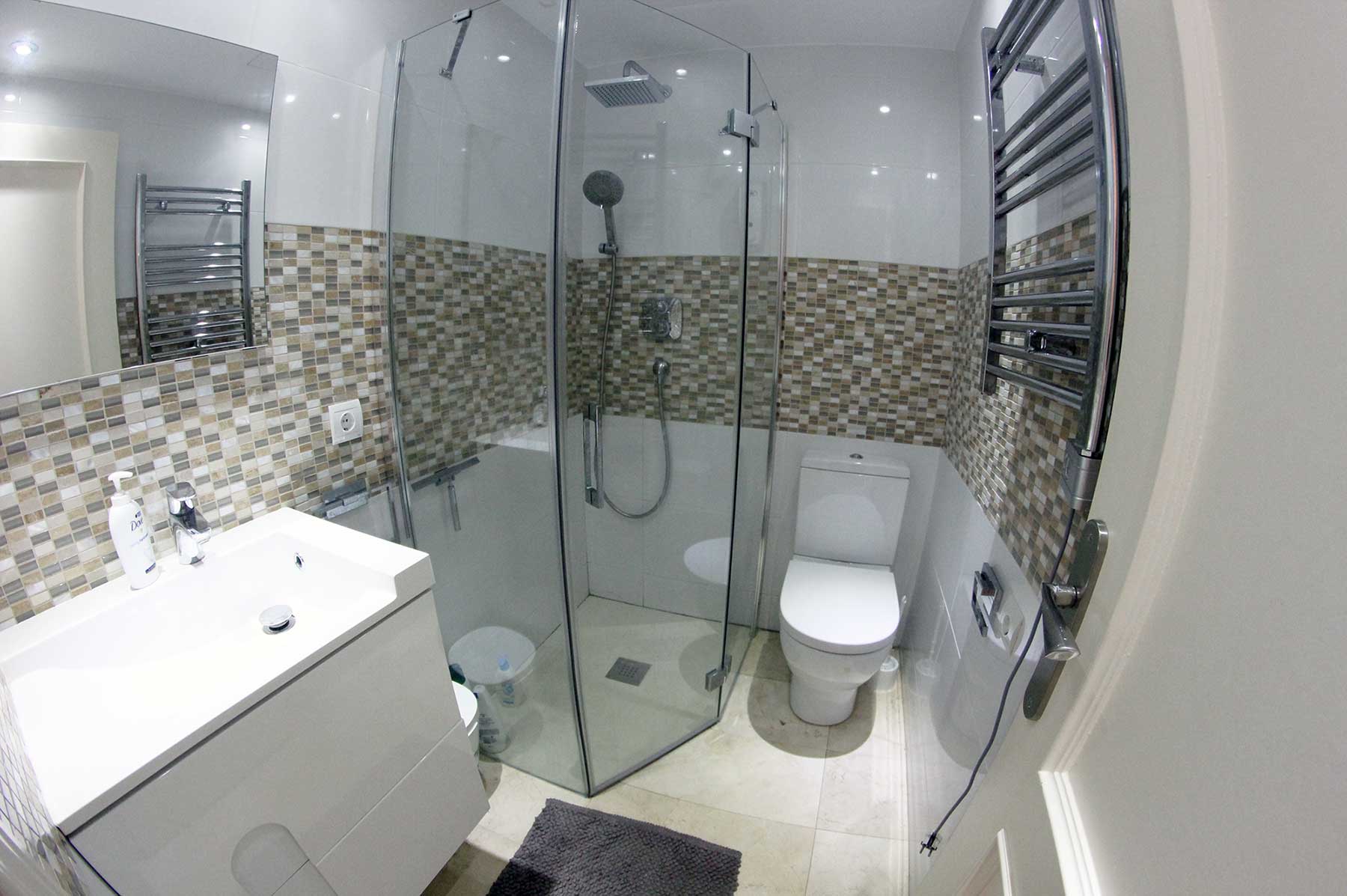 Alquiler apartamentos Estepona Cuarto de baño con ducha 