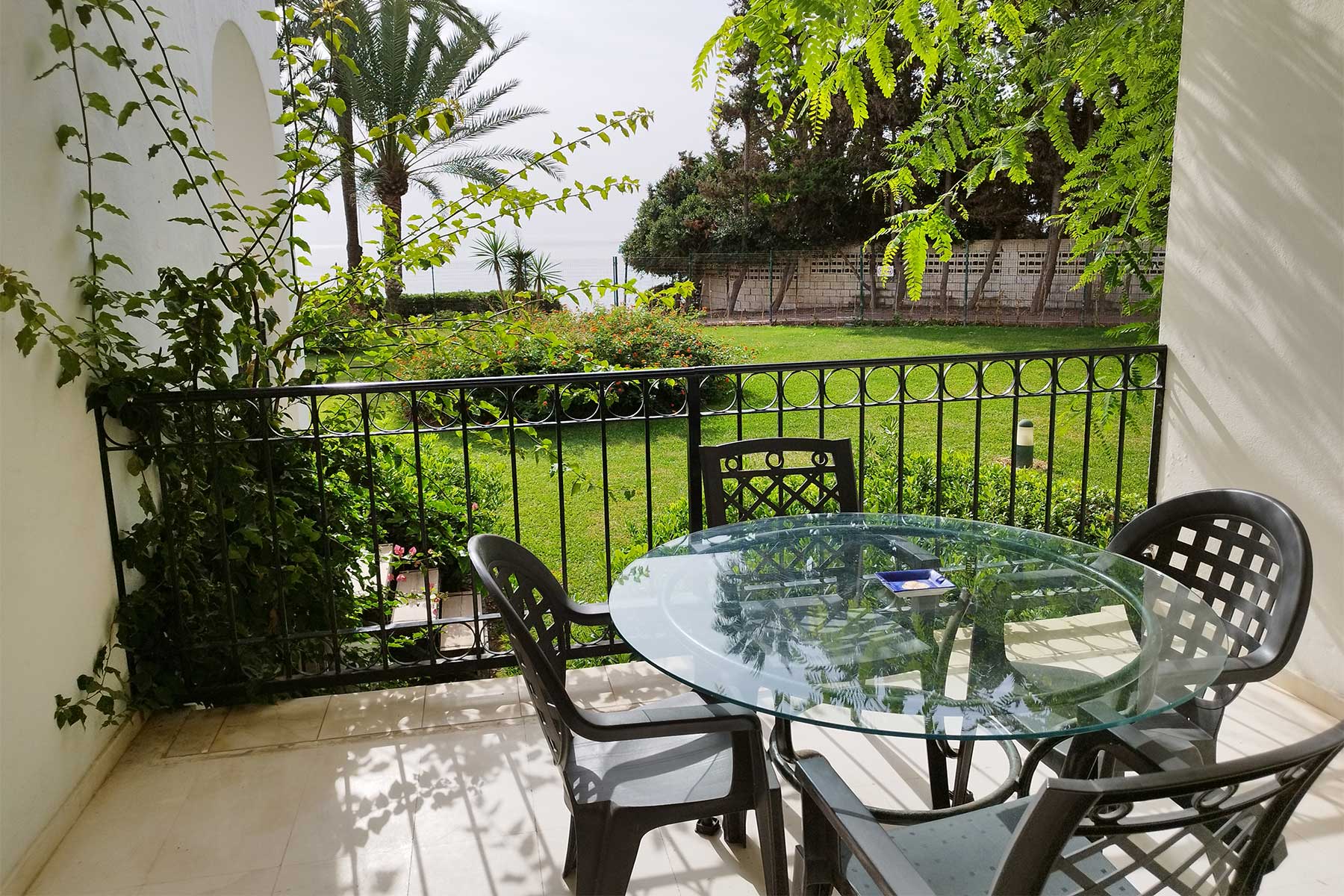 Alquiler apartamentos Estepona Terraza vistas al mar