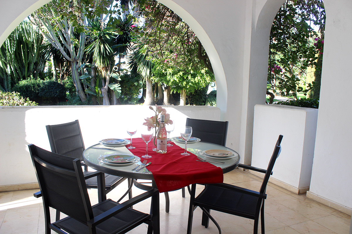 Alquiler apartamentos Estepona Terraza salida directa a los jardines 