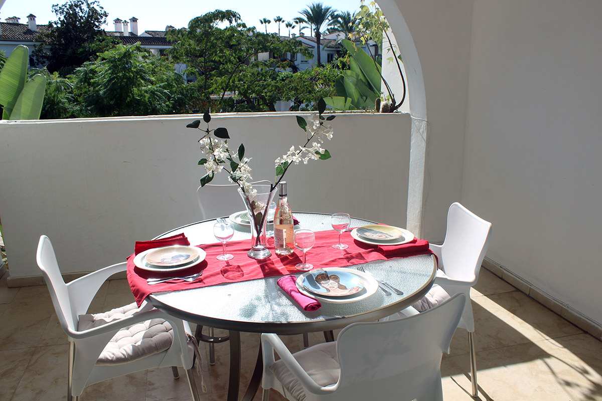Alquiler apartamentos Estepona Terraza vistas jardines