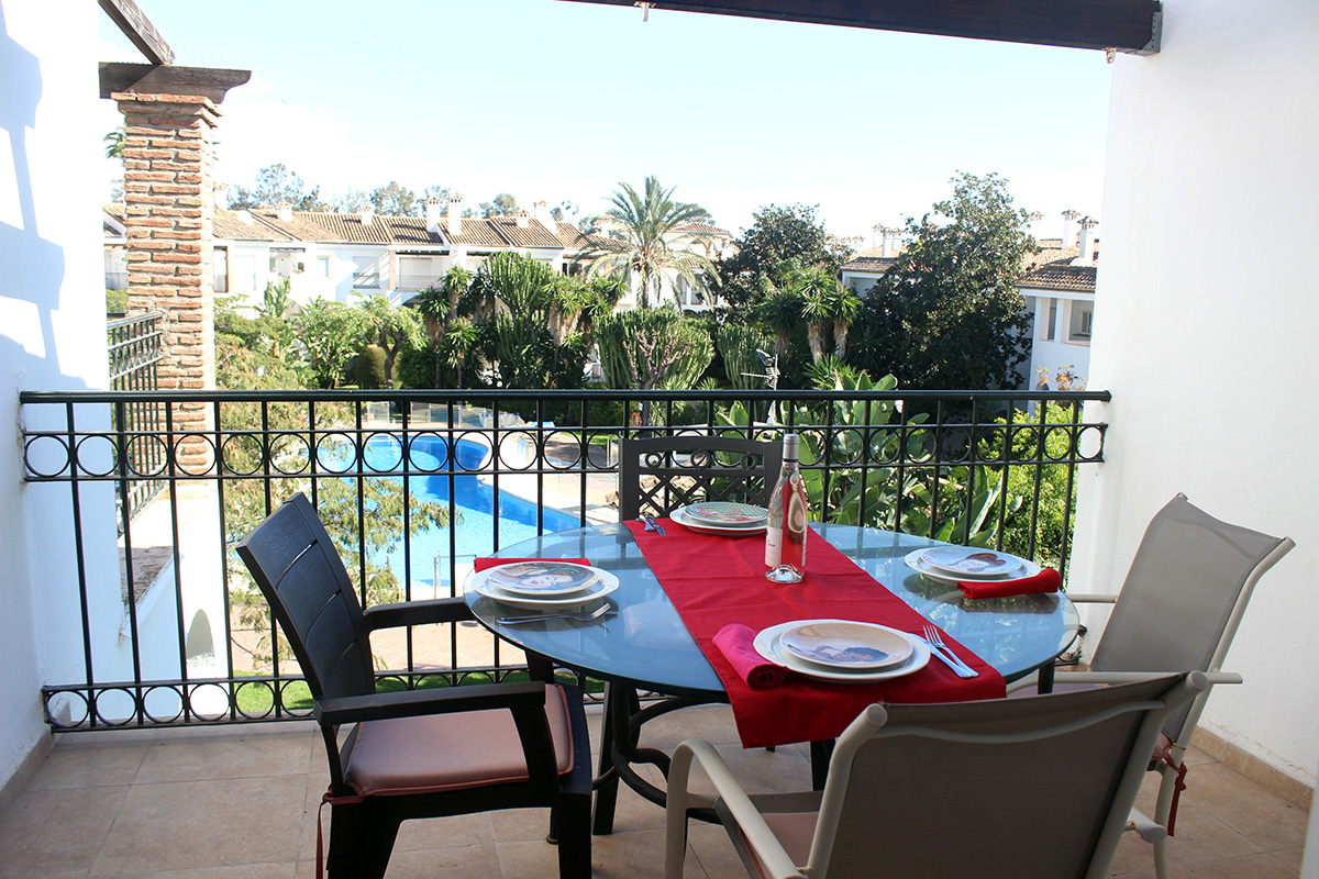 Alquiler apartamentos Estepona Terraza vistas jardines 