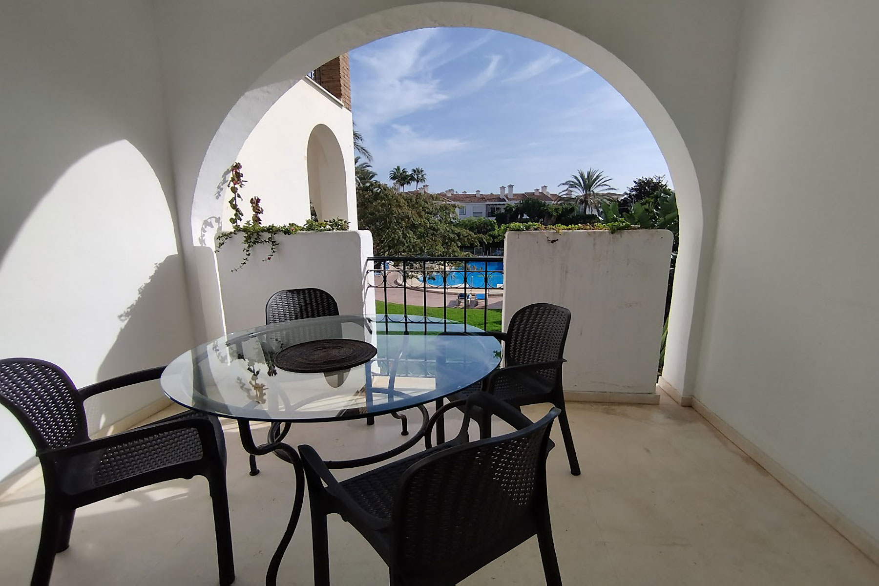 Alquiler apartamentos Estepona Terraza vistas jardines