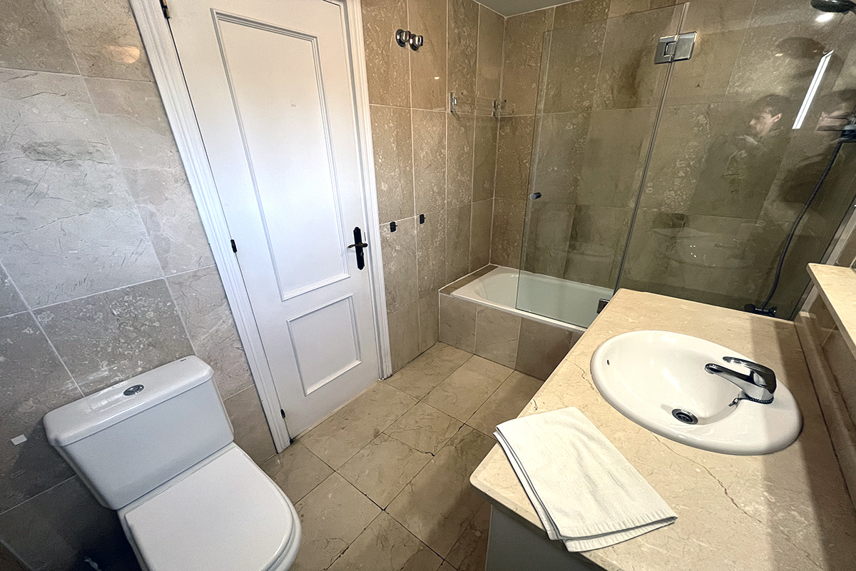 Alquiler apartamentos Estepona Cuarto de baño privado