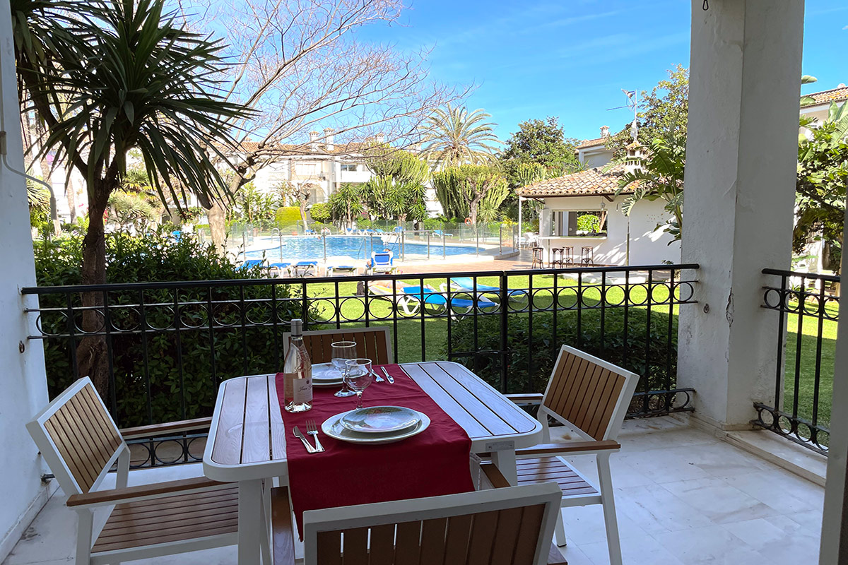 Alquiler apartamentos Estepona Terraza con salida directa a los jardines