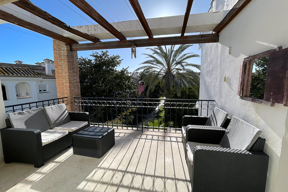 Alquiler apartamentos Estepona Terraza vistas jardines