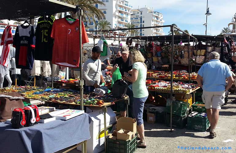 Marché du dimanche au port de plaisance à Estepona