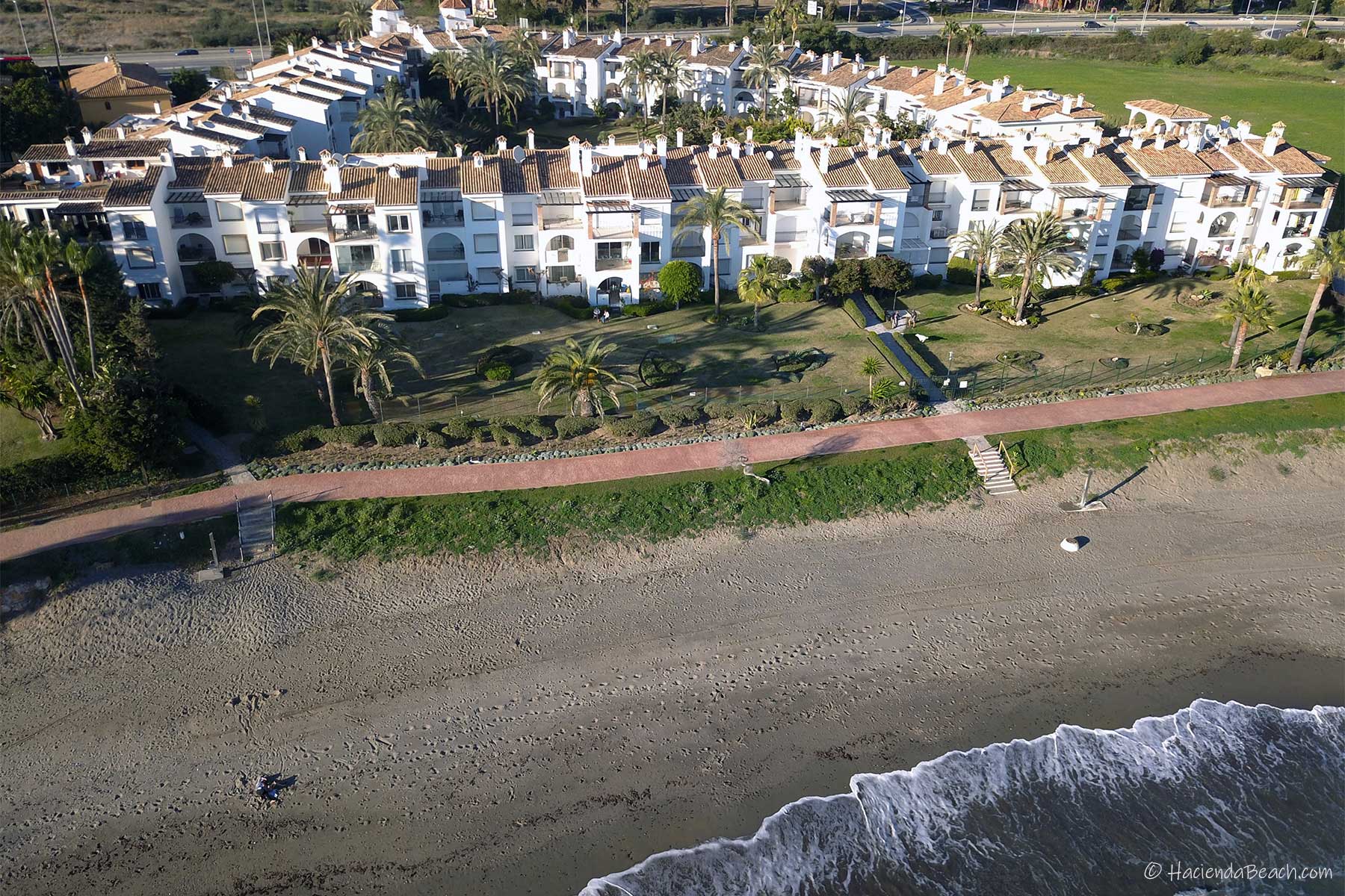 Hacienda Beach Estepona desde la playa